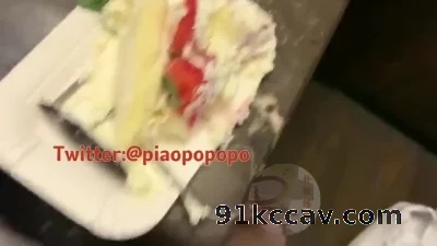 [原创] 生日吃奶油肉棒，女友3p性爱初体验，兄弟狠狠操