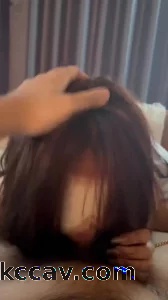 大奶子骚母狗喜欢舔鸡巴