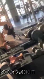 老婆穿上学生装给健身教练口