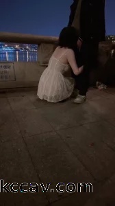 河边野战，路人看见了