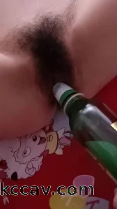 青岛啤酒瓶狂插烟台小母狗