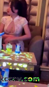 勾搭巨乳气质美女少妇购物中心厕所操逼