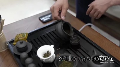 天美传媒- 紧急出差！情欲人气的无套交合
