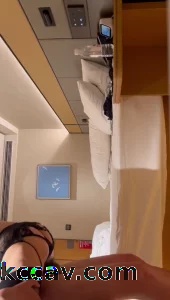 第一次尝试被抱起来操的人妻，淫水直流