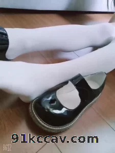 看20岁小姐姐的美足