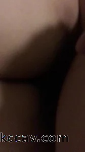 趴着后入，洞里紧而且柔软，还能听到水声，最后被客房电话打断