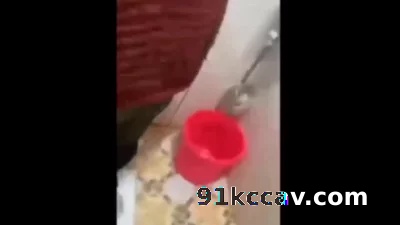看简见有你想要的！大哥在家趁着嫂子洗澡强上33岁嫂子紧张刺激颜射嫂子