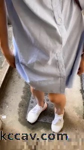 邻家乖乖女终于肯露出了，街边当众褪下内裤，真空口交吃精，最后尿一地