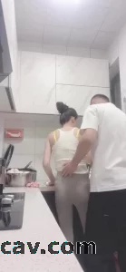 大哥在房间休息 我在厨房里面操嫂子