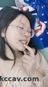 极品露脸学生妹，戴眼镜的妹妹真的反差