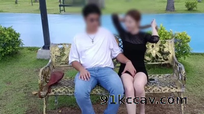 邀请单男在公园内调教淫妻 真的好羞耻 即紧张又刺激