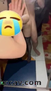 黑丝眼镜可爱小姐姐对镜后入