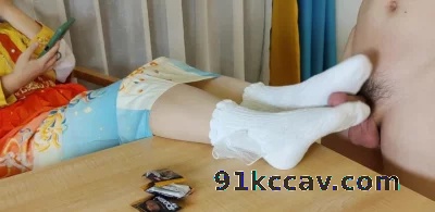 汉服娘穿着白袜足交
