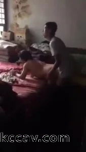 和55岁大屁股熟女大妈在她家偷情，她丈夫常年在外打工，操起来太爽了