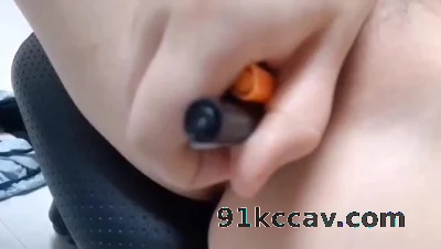 小姐姐饥渴难耐，拿卓上的笔自慰