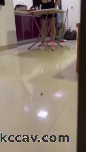 老公临时接到电话去工地加班 趁虚而入在客厅把母狗操喷了