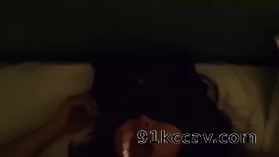 南昌瑜伽教练就喜欢被鸡巴抽脸，被抽到忍不住抓住一口吃下去