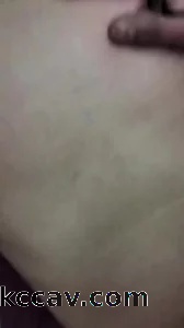 去炮友卧室，在他们结婚证下操她