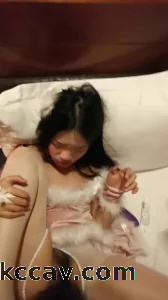 白丝无套狂干大学生小女友骚的不行