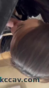 骚逼背着他老公外遇洗手间偷情