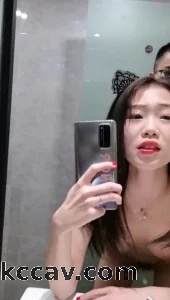 极品反差婊 反差模特喜欢对着镜子做爱，享受给快速抽插