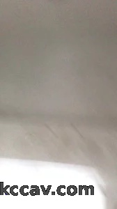 和小情人在大学校园周末的楼梯间，她又害怕又兴奋