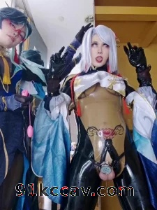 【同性】超级喜欢胶衣的双伪娘cosplay带着锁玩调教菊花调教