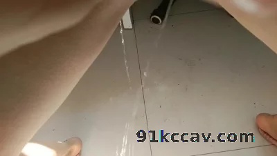 网调辱骂自慰喷，中途被她妈打断