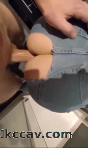 后入开洞牛仔裤骚妹妹～