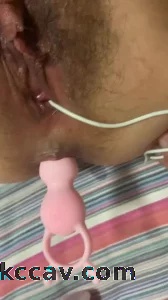 玩老骚货干妈的屁眼，电动玩具抽插