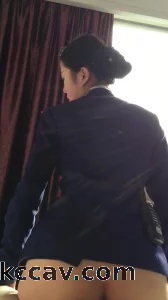 制服都来不及脱 酒店大堂经理发骚被客人带到房间干