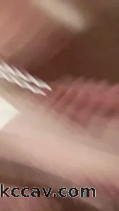 酒店里来个大劈叉，手机被丝袜脚踹地上了