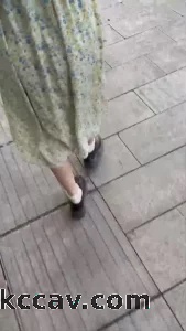 表面看着单纯的碎花裙妹妹没想到来了酒店比我都放的开 自摸骚逼求大鸡吧