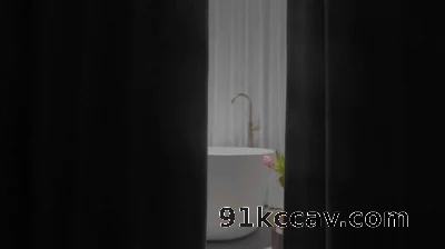 刚回家透过门缝看到老婆和情人在洗澡做爱场面一度糜烂!