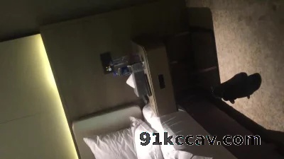 高冷女友出来睡 射了口硬戴眼镜
