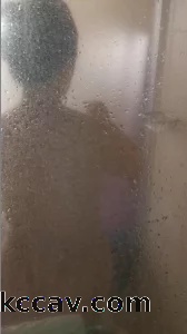 老骚货露脸洗澡被直播给她老公其他朋友看