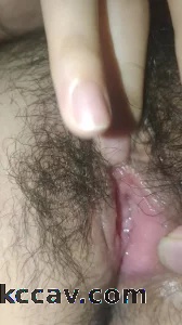妹子自摸高潮抽搐，插出白浆。