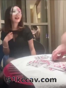 三人斗地主输了脱衣服，简介有群，熟女阿姨被两个男人3p后入爆操